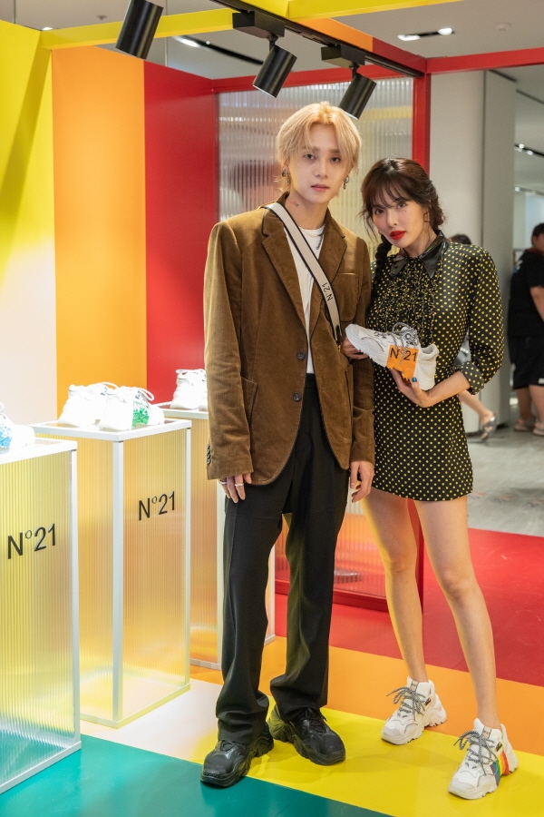 현아&효종, N21팝업스토어 방문… ‘빌리 스니커즈로 시선 확’