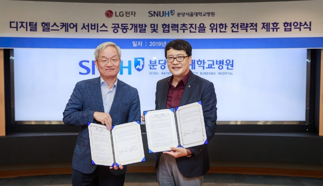 LG전자가 7일 경기 성남시에 위치한 분당서울대학교병원에서 디지털 헬스케어 서비스 공동개발 및 협력을 위한 양해각서(MOU)를 체결했다. (왼쪽부터 오창완 분당서울대학교병원 연구부원장, 이철배 LG전자 뉴비즈니스센터장(전무))LG전자_협약식_01: LG전자가 7일 경기 성남시에 위치한 분당서울대학교병원에서 디지털 헬스케어 서비스 공동개발 및 협력을 위한 양해각서(MOU)를 체결했다. (왼쪽부터 이호영 분당서울대학교병원 의료정보센터장, 오창완 분당서울대학교병원 연구부원장, 이철배 LG전자 뉴비즈니스센터장(전무), 김수영 LG전자 뉴비즈니스센터 웰니스Task리더(상무)) / 사진 제공 = LG전자