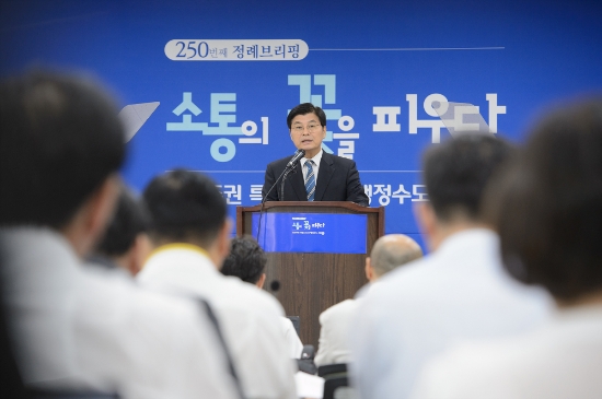 이춘희 세종시장이 세종시 도담동 싱싱장터 문화관 정례브리핑에서“일본의 수출규제와 백색국가 배제로 인해 피해가 우려되는 관내 기업들에 중기육성자금 100억원을 지원하겠다”고 밝혔다.