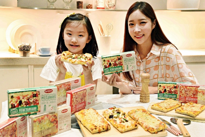 9일 서울 등촌동 홈플러스 본사에서 모델들이 이탈리아에서 직소싱한 ‘론카딘 냉동 조각피자’를 선보이고 있다. 이탈리아 최고의 전문 피자 회사인 ‘론카딘(RONCADIN)’은 건강한 식재료만 고집하고 핸드메이드 방식으로 장인의 ‘손맛’을 더한 특유의 레시피로 현지에서 50여 년간 큰 사랑을 받고 있다. 이번 출시 상품은 마르게리타, 포치즈, 베지타리아노 사각피자(160g) 3종이며, 발효숙성 도우로 풍미를 더하고, 정통 이탈리아 화덕 제조방식으로 나무장작 훈연까지 담은 것이 특징이다. / 사진 제공 = 홈플러스
