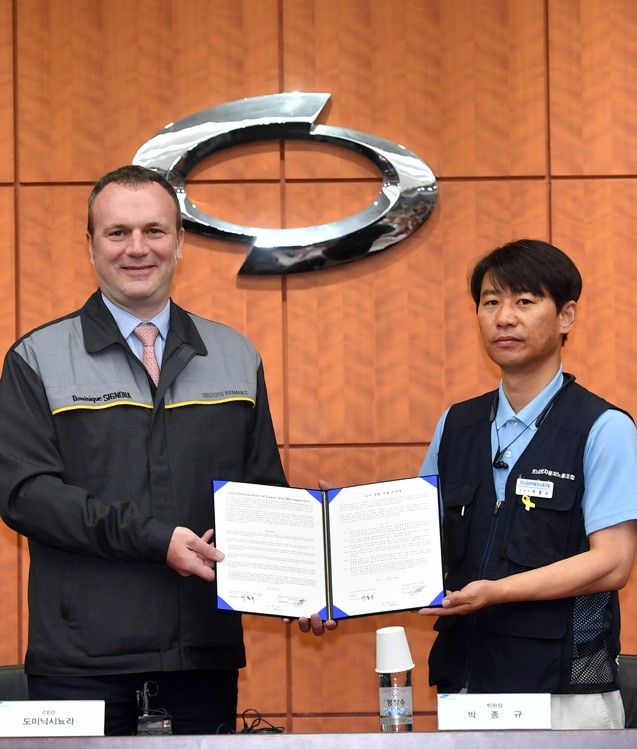 르노삼성자동차 사장과 박종규 노조위원장이 노사 상생 공동 선언문에 서명한 뒤 기념촬영을 하고 있다