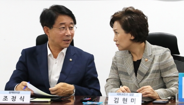 김현미(오른쪽) 국토교통부 장관과 조정식 더불어민주당 정책위의장이 국회 의원회관에서 열린 택지제도 개편방안 당정협의에서 대화하고 있다