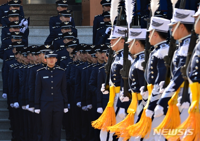 지난 2월14일 충북 청주 공군사관학교 성무연병장에서 열린 71기 공군사관생도 입학식에서 생도들이 선배 생도들의 분열을 바라보고 있다(사진=뉴시스)
