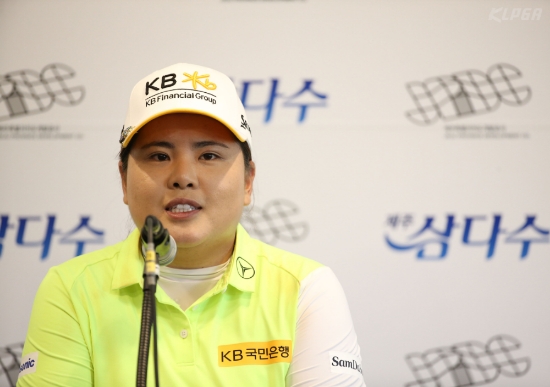 1라운드 경기 후 인터뷰하고 있는 박인비. 사진=KLPGA/박준석