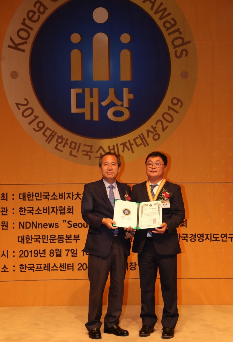 오영오 LH 미래혁신실장(오른쪽)과 김종운 주한대사문화친선협회 회장(왼쪽)이 기념사진을 촬영하고 있다. / 사진 제공 = LH