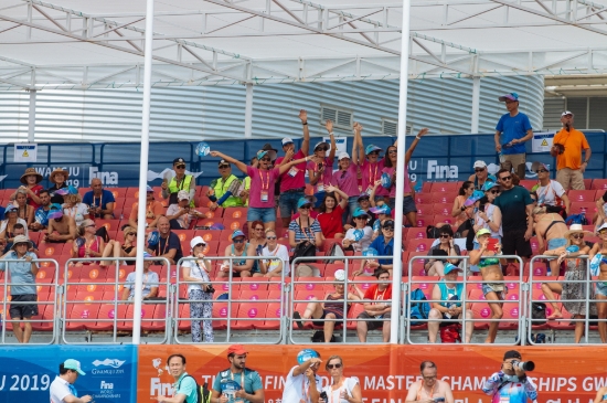 관람객들이 오픈워터 수영경기에서 완주하는 선수들을 응원하고 있다./사진=언론지원단