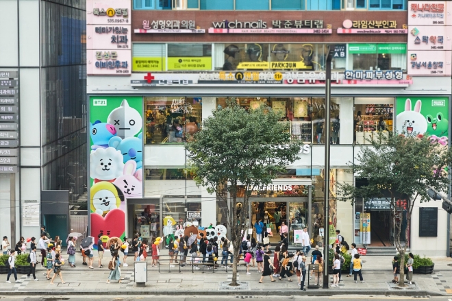 라인프렌즈는 지난 8일, 서울 강남에 ‘라인프렌즈 플래그십 스토어 강남점’을 성황리 오픈했다.