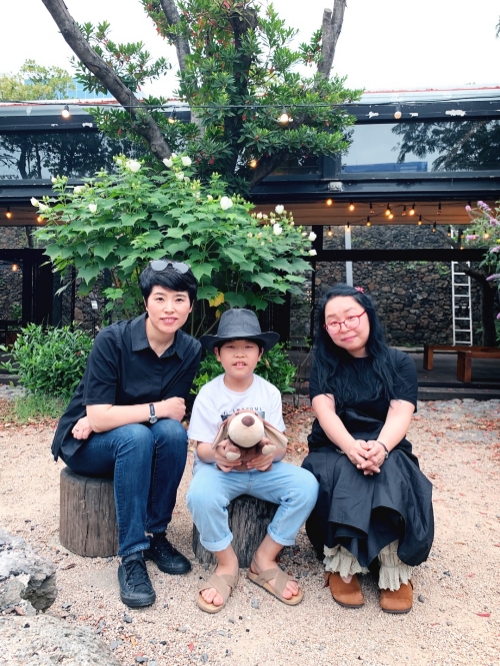 왼쪽부터 (사)섬아트제주 이사장 강민, 영재 화가 김하민, 김하민 母 김민주 / 사진 제공 = 사단법인 섬아트제주