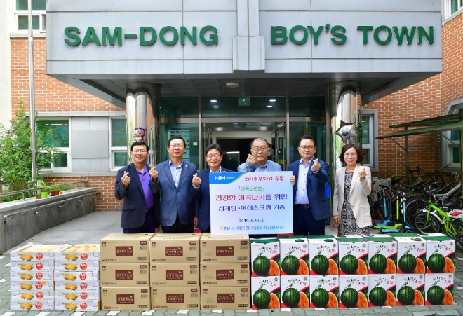 (왼쪽부터) 이상선 기업금융전략팀장, 이헌구 투자금융부장, 유윤대 기업투자금융부문 부행장, 현재우 삼동소년촌 원장, 이재호 외환파생추진단장, 김현순 중앙본부출장소장. / 사진 제공 = NH농협은행