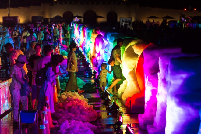 10일(토) 광화문 광장에서 열린 '2019 한여름밤의 눈조각전'에서 시민들이 화려한 미디어아트를 즐기고 있다. / 사진 제공 = 크라운해태