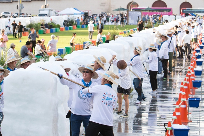 10일(토) 광화문광장에서 크라운해태 임직원 300여명이 '2019 한여름밤의 눈조각전'에 전시할 작품을 만들고 있다.