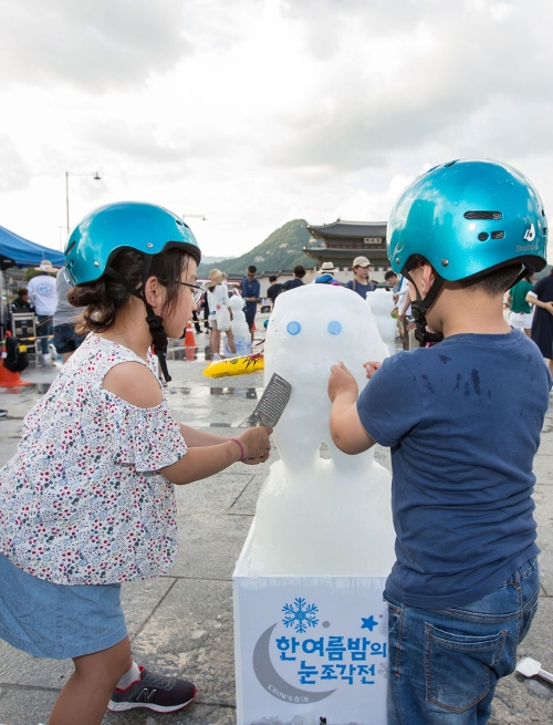 10일(토) 광화문 광장에서 열린 '2019 한여름밤의 눈조각전'에 참여한 아이들이 눈조각을 하고 있다.