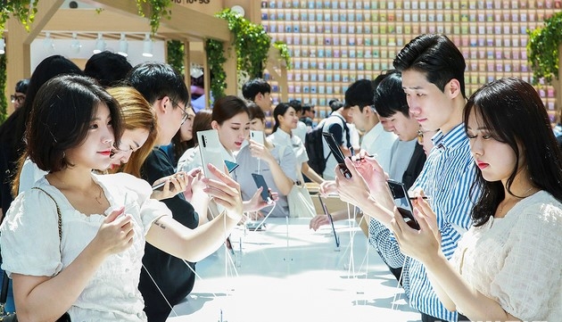 '갤럭시노트10 5G'를 직접 체험해보려는 소비자들