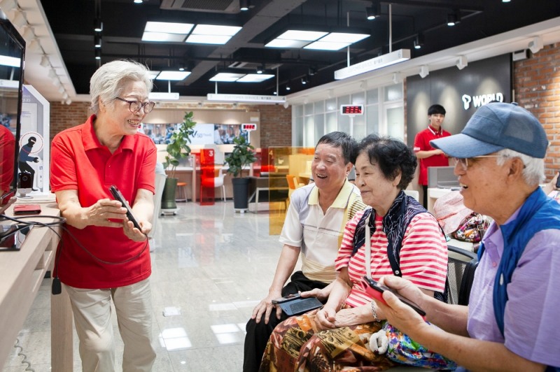 SKT, '알기 쉬운 스마트폰 교실' 수강생 1만명 돌파