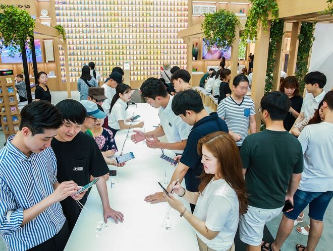 서울 종로구 익선동에 마련된 '갤럭시 스튜디오'를 찾은 소비자들이 '갤럭시 노트10 5G'의 삼성전자가 차원이 다른 '갤럭시 노트10 5G'·'갤럭시 노트10+ 5G'를 다채롭게 체험할 수 있는 '갤럭시 스튜디오'를 서울 종로구 익선동, 영등포 타임스퀘어, 강남 파미에스테이션, 인천 스퀘어원, 부산 서면 등 전국 핫플레이스와 삼성 메가 스토어 130여 곳에 10일 오픈했다.
