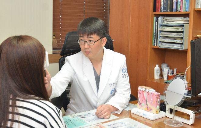 지겹게 재발하는 청소년·성인여드름이 고민? 모공, 흉터까지 치료하는 법