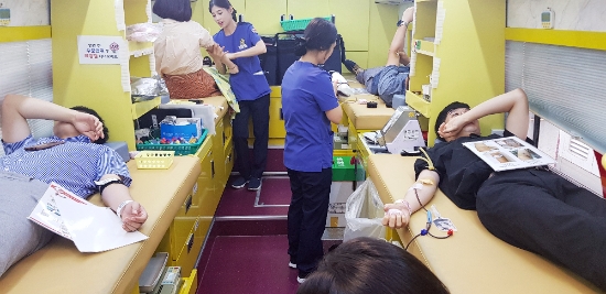 광주광역시교육청과 동·서부교육지원청, 교육청 직속기관 교직원 60여 명이 사랑의 헌혈운동에 참여했다./사진=시교육청