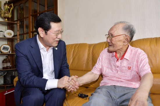 이용섭 광주광역시장이 제74주년 광복절을 앞두고 12일 오전 남구 방림동에 거주하는 독립운동 애국지사 이준수(96) 옹 자택을 방문해 위문품을 전달하고 환담을 나누고 있다./사진=광주광역시