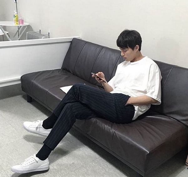 ‘오민석’이 이날 집중적인 스포트라이트를 받고 있는 하루다 / 출처 에스엔에스