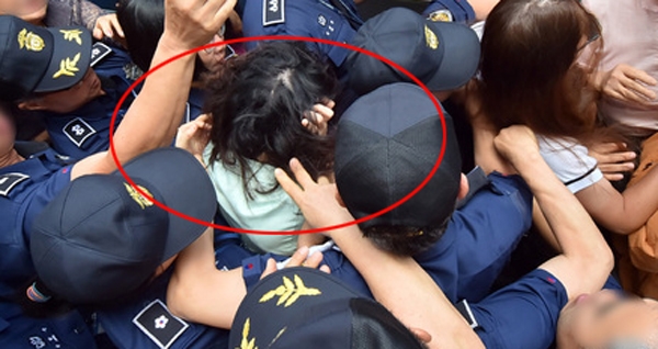 고유정 변호사도 이날 하루 대중들의 집중 관심의 인무롤 떠올랐다 / 출처 NEWSIS