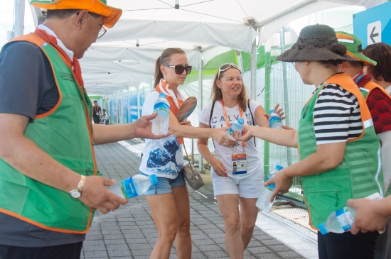 자원봉사자들이 선수들에게 얼음물을 나눠주고 있다./사진=언론지원단