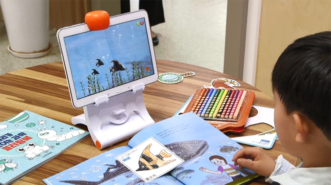 사진=웅진북클럽 회원이 직접 색칠한 물고기 그림을 인터랙티브북에 구현하고 있다.