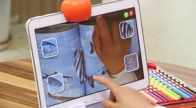 사진=북패드에 구현된 증강현실 컨텐츠를 조작하는 모습.