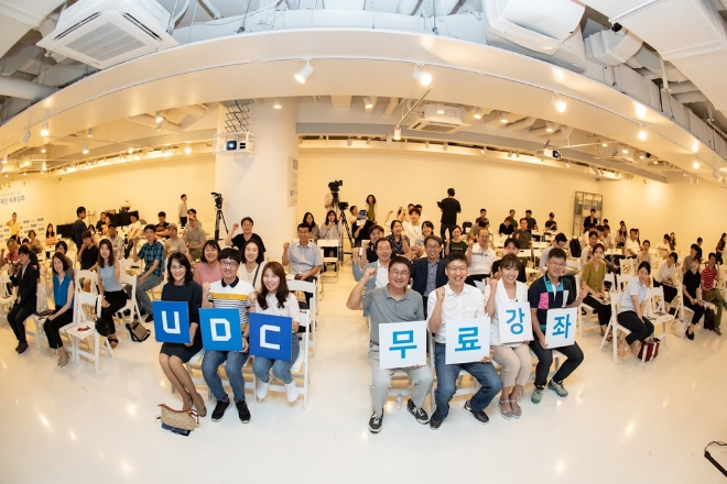 UDC 2019 개최 기념 _블록체인 무료강좌_에 두나무 이석우 대표와 참석자들이 사진 촬영을 하고 있다