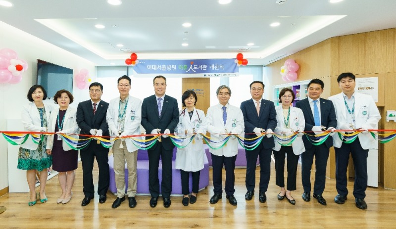 이대서울병원 7층 72병동에서 있은 아름인(人) 도서관 개관식에서 참석자들이 기념 촬영을 하고 있다.(왼쪽에서 4번째부터 편욱범 이대서울병원장, 안중선 신한카드 그룹장, 유은선 이대서울병원 소아청소년과장, 문병인 이화여자대학교 의료원장)