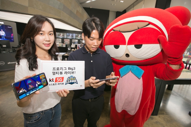 KT는 이달 17일 개막하는 ‘2019 KT 5G 멀티뷰 카트라이더 시즌2’를 5G 멀티뷰(Multi-View)로 생중계한다고 15일 밝혔다. KT 직원들이 갤럭시S10 5G 단말로 ‘e스포츠라이브’를 시청하고 있다. / 사진 제공 = KT