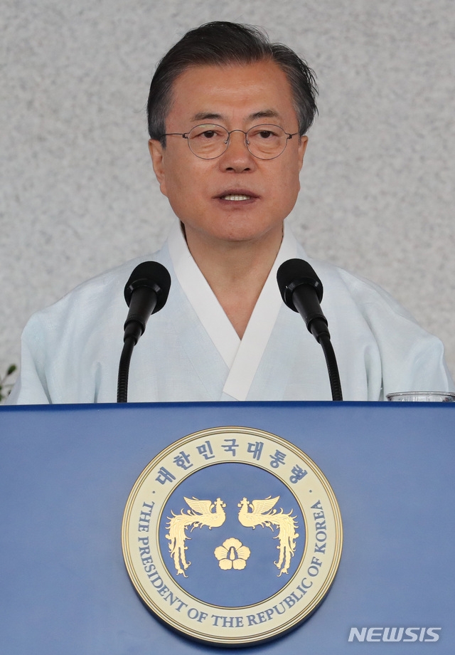 15일 충남 천안시 독립기념관에서 열린 제74회 광복절 경축식에서 문재인 대통령이 경축사를 하고 있다