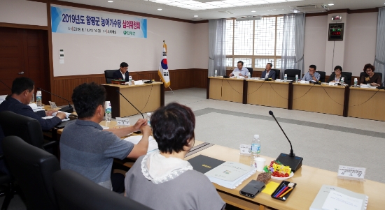 함평군은 지난 14일 군청 소회의실에서 나윤수 군수 권한대행 주재로 ‘함평군 농어가수당 심의위원회’를 열었다./사진=함평군