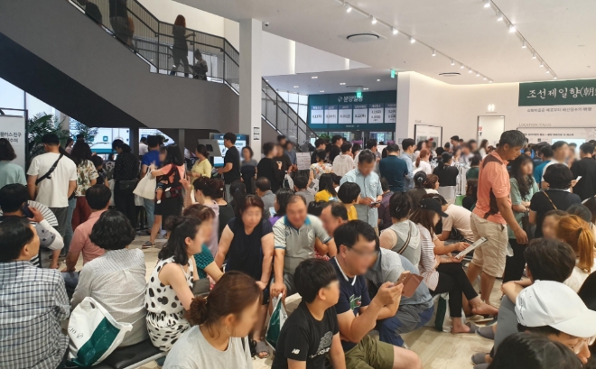 광양 푸르지오 더 퍼스트’견본주택 내 관람객 모습. / 사진 제공 = 대우건설