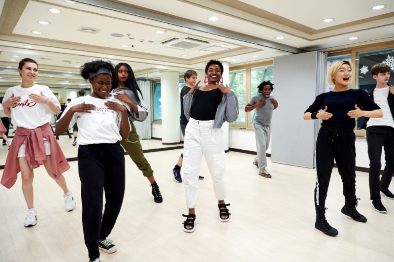 에어비앤비가 8월 16일부터 에어비앤비 플랫폼을 통해 한류(K-wave) 연계 트립을 프로모션 한다. 사진은 ‘K팝 댄스 수업’ 트립을 진행하고 있는 모습. / 사진 제공 = 에어비앤비