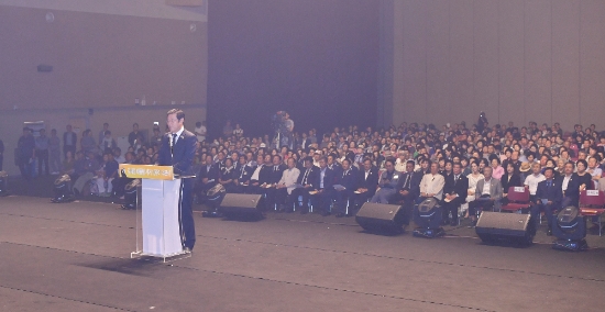 이용섭 광주광역시장이 18일 오후 서구 김대중컨벤션센터 다목적홀에서 열린 '김대중 전 대통령 서거 10주기 추모식'에 참석해 추모사를 하고 있다./사진=광주광역시