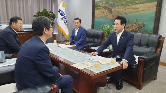 김영록 전라남도지사가 손병석 코레일 사장을 면담하고 있다./사진=전라남도