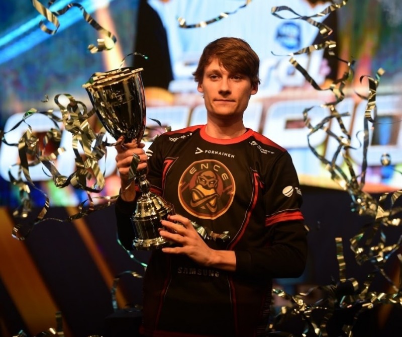 GSL vs 더 월드에서 2년 연속 우승을 차지한 'Serral' 요나 소탈라(사진=아프리카TV 제공).