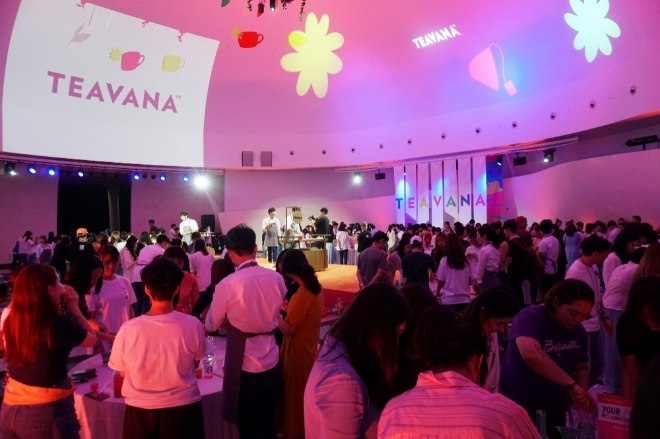 지난 17일 스타벅스가 한강 세빛섬에서 개최한 '티바나 선셋 페스티벌'에서 고객들이 스타벅스 파트너와 함께 하는 티 퍼포먼스 프로그램에 참여하고 있다.