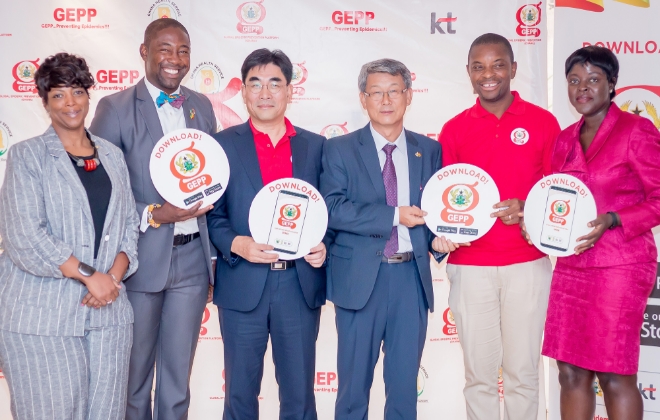 왼쪽부터 채스티티 워커 미국질병관리본부 가나지국 국장, 오코 버이 버나드 가나 국회 보건복지위원, 이동면 KT 미래플랫폼사업부문장, 김성수 주가나 한국대사관 대사, 이베네저 오다메 가나 보건부 정책기획국장, 에쿠와 에수만마 호포엣 세계보건기구 가나사무소 국장이 ‘GEPP 가나’ 출시행사에서 기념사진을 찍고 있다.
