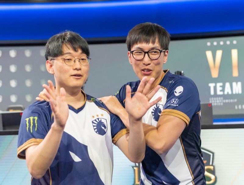 리퀴드의 하단 듀오 '코어장전' 조용인(왼쪽)과 'Doublelift' 일리앙 펭(사진=라이엇 게임즈 제공).