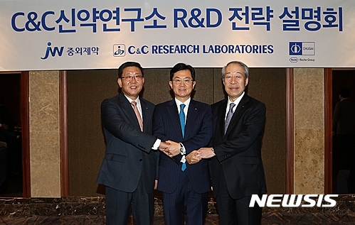 전재광 c&c신약연구소 공동대표, 이경하 jw그룹 회장, 야마자키 타츠미 공동대표(왼쪽부터)2016년 9월 21일/사진=뉴시스