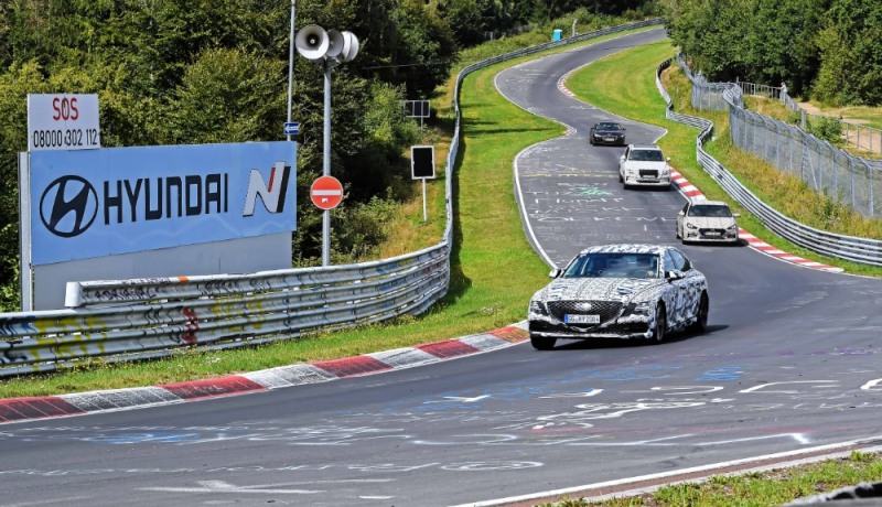 독일 라인란트팔트 주 뉘르부르크에 있는 뉘르부르크링에서 연구개발 및 상품담당 임원들이 현대자동차·기아자동차가 개발 중인 테스트 차량들의 성능 점검을 하고 있다./ 사진 제공 = 현대자동차그룹