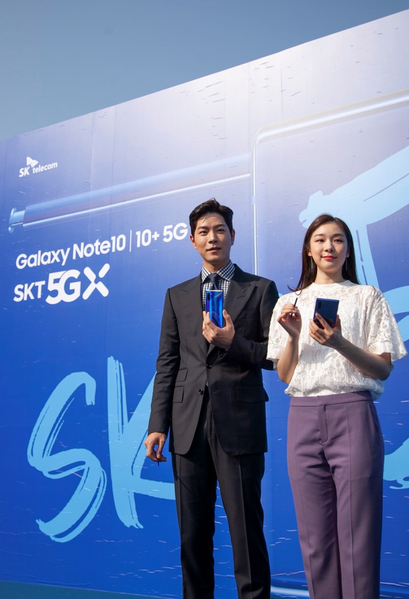 홍종현(왼쪽)과 김연아(오른쪽)가 SK텔레콤 전용 모델인 ‘갤럭시 노트10+ 아우라블루’를 소개하고 있다./사진=SK텔레콤 제공