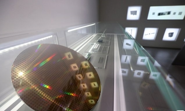 日 반도체 소재업체들, 삼성 · SK에 'SOS'