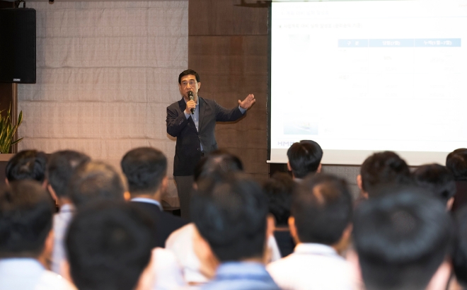 배재훈 사장이 정시성 등 서비스 품질 개선에 총력을 기울이자고 20일 개최된 ‘CEO 월례조회’에서 임직원들에게 당부했다. / 사진 제공 = 현대상선