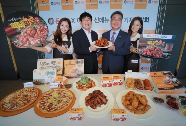 왼쪽에서 두번째 이경규, 세번째 박의태 돈치킨 대표