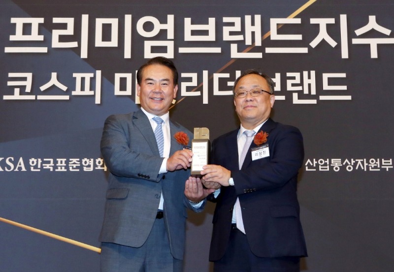 신한은행은 20일 서울 중구 을지로 소재 롯데호텔에서 진행된 ‘2019 프리미엄 브랜드지수(KS-PBI)’ 시상식에서 6년 연속 은행 부문 1위, 12년 연속 PB 부문 1위를 수상했다. 신한금융그룹 브랜드홍보 부문 이병철 부문장(왼쪽)과 한국표준협회 이상진 회장(오른쪽)이 시상식을 마치고 기념촬영 하고 있다.