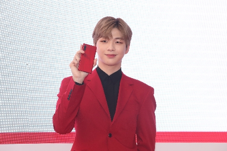 19일 노보텔 앰배서더 서울 동대문에서 열린 ‘갤럭시 노트10 5G’ 출시 기념 론칭 파티에서 가수 강다니엘이 KT 전용 ‘아우라 레드’ 색상의 갤럭시 노트10 5G를 선보이고 있다. / 사진 제공 = KT