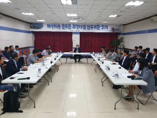 완도군은 지난 16일 신지 해조류스파랜드에서 2019년 균형발전위원회 공모사업에 선정된 지역발전투자협약 사업 ‘완도 해양치유 블루존 조성사업’ 연구 기관 회의를 개최했다./사진=완도군