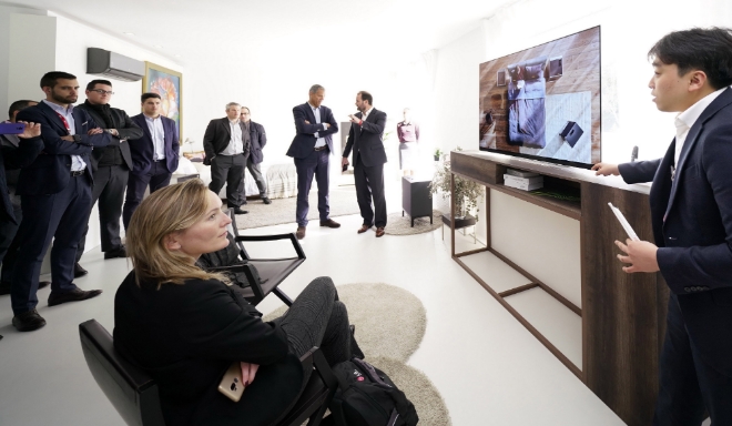 유럽 거래선 관계자들이 2019년형 LG 올레드 TV를 살펴보고 있다. / 사진 제공 = LG전자